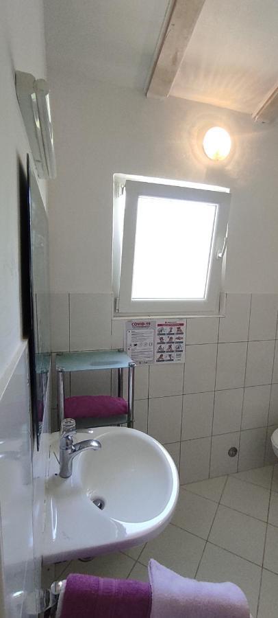 Sea Breeze Apartments With Private Beach And Boat Anchorage Stara Novalja Esterno foto
