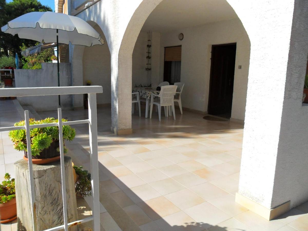Sea Breeze Apartments With Private Beach And Boat Anchorage Stara Novalja Esterno foto