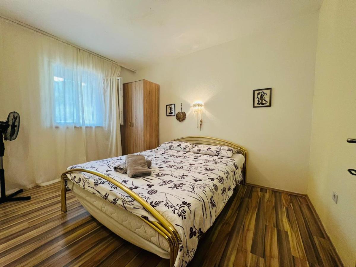 Sea Breeze Apartments With Private Beach And Boat Anchorage Stara Novalja Esterno foto