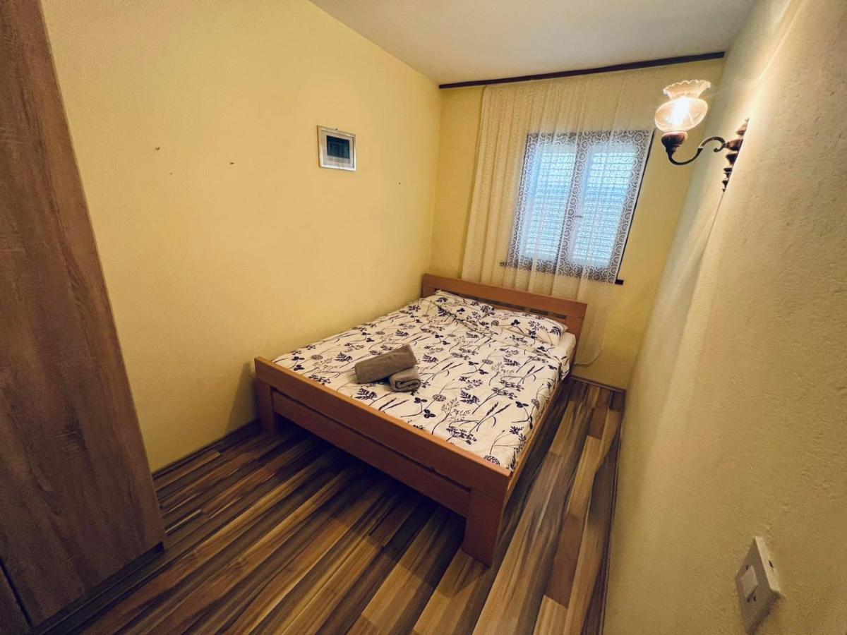 Sea Breeze Apartments With Private Beach And Boat Anchorage Stara Novalja Esterno foto