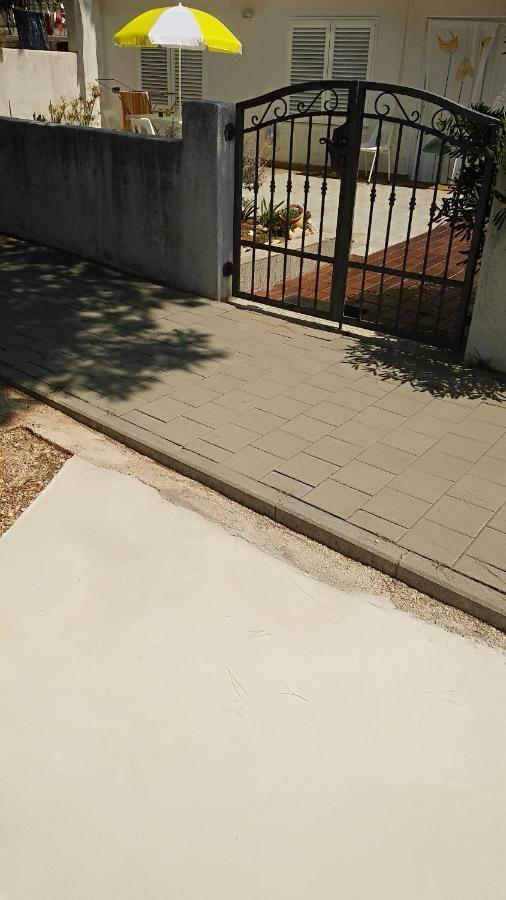 Sea Breeze Apartments With Private Beach And Boat Anchorage Stara Novalja Esterno foto
